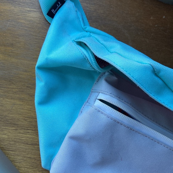 Herschel Fanny Pack - Picture 7 of 9
